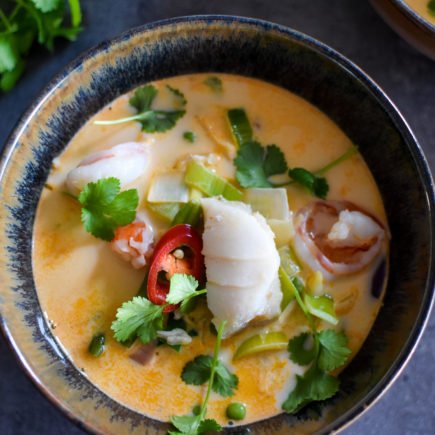 Thaise kokossoep met rode curry, kabeljauw en scampi