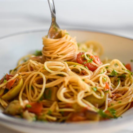 Pasta puttanesca met aubergine