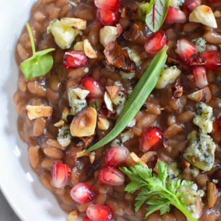 Risotto met rode biet, granaatappel en blauwe kaas