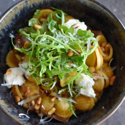 Runderwang met orecchiette, tomaat en ricota