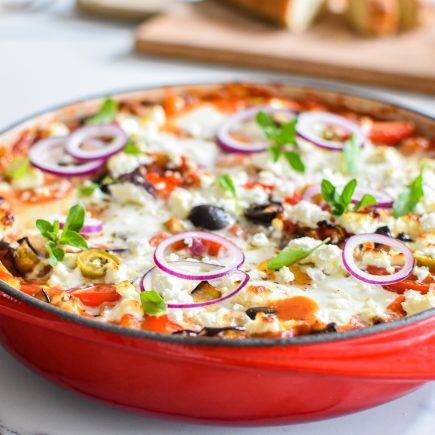 Shakshuka met aubergine, feta en olijven
