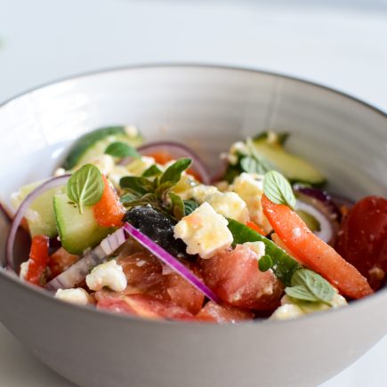 Gemarineerde kip met Griekse salade en orzo