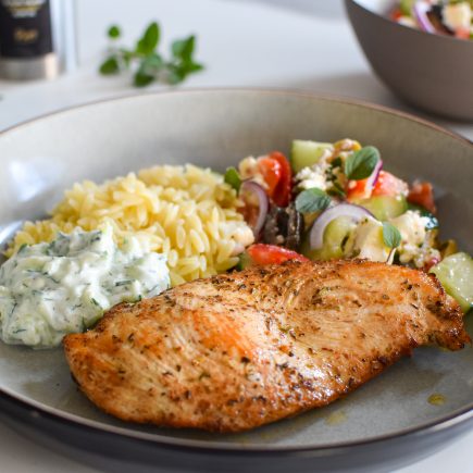 Gemarineerde kip met Griekse salade en orzo
