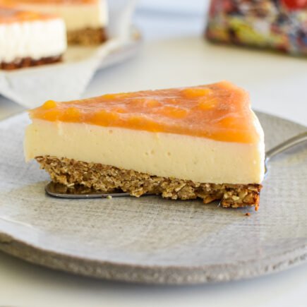Plattekaastaart met een krokante bodem van noten en haverkoekjes en een topping met gingerbeer en rabarber