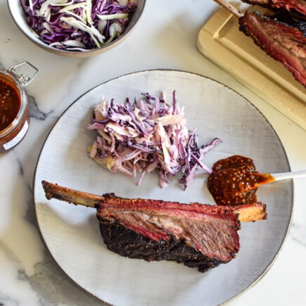 Runderribben of short ribs met koolsla en barbecuesaus