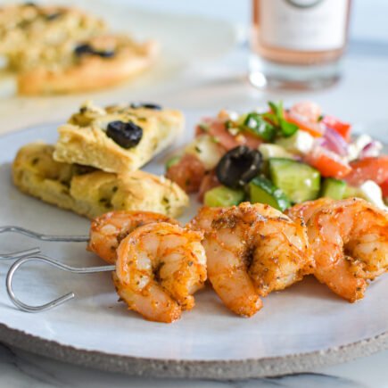 Souvlaki van scampi met verse focaccia en Griekse salade