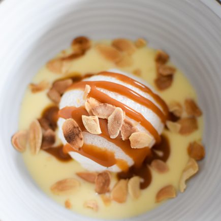 Ile flottante met gezouten karamel en amandelen of aardbeien