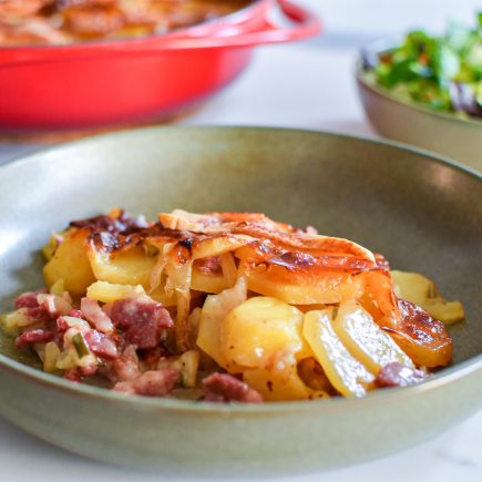 Tartiflette met reblochon en salade van waterkers