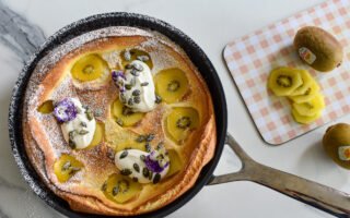 Dutch baby pancake met kiwi en Griekse yoghurt
