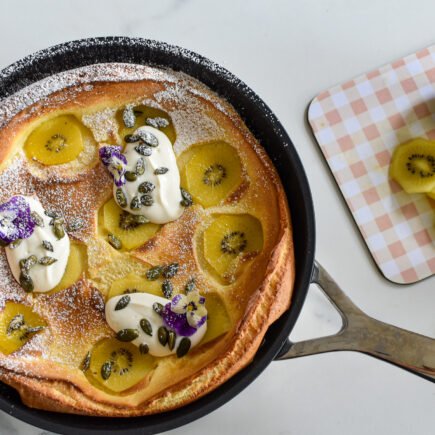 Dutch baby pancake met kiwi en Griekse yoghurt