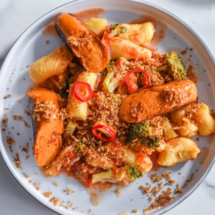 Verse gnocchi met broccoli, tomatensaus en pangrattato