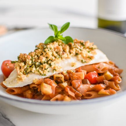 Pladijs met een tapenade van walnoot en ratatouille en pasta