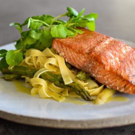 Warm gerookte zalm met tagliatelle en asperges