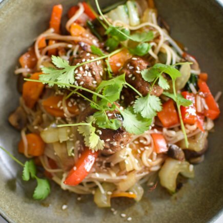 Balletjes teriyaki met rijstnoedels