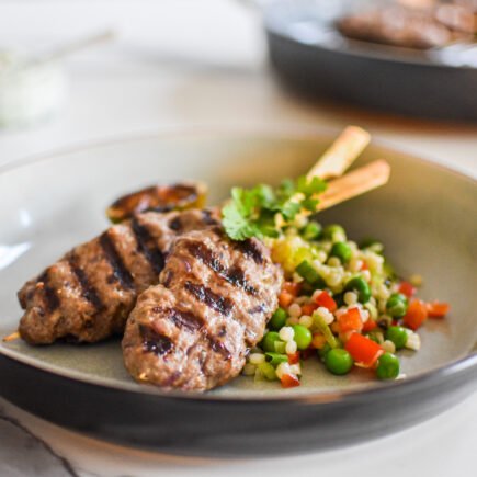 Kruidig rundvlees of kofte met parelcouscous en koriander