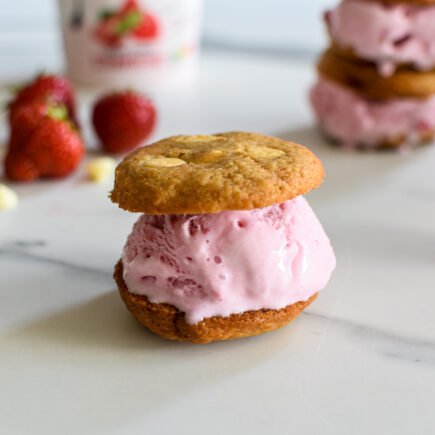 Witte chocolade cookies met aardbeienijs