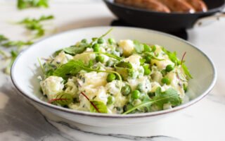 Gezonde aardappelsalade met groene groenten en yoghurt