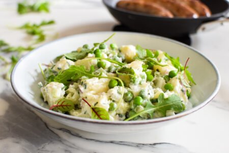 Gezonde aardappelsalade met groene groenten en yoghurt