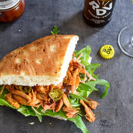 Pulled chicken met koolsla, Turks brood en BBQ-saus