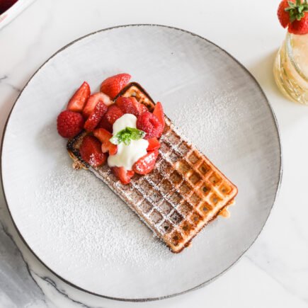 Hoogstraatse wafel met aardbeien en Virgin appel mojito