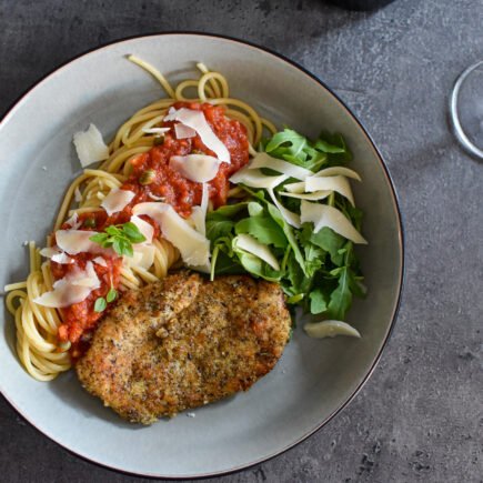 Kip Milanese met pasta en tomatensaus