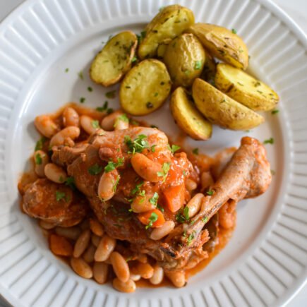 Cassoulet van konijn met krieltjes uit de oven