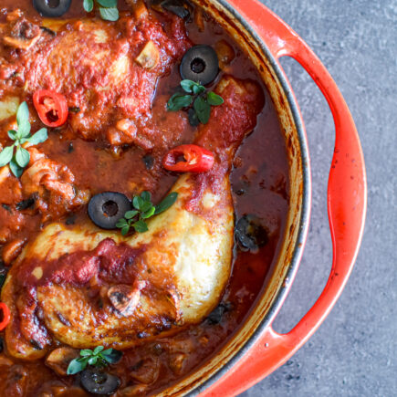 Kip cacciatore met champignons, spekjes en olijven