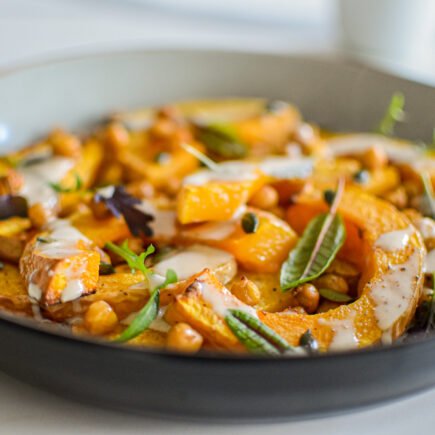 Geroosterde pompoen, krokante kikkererwten en tahini dressing