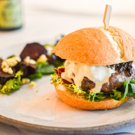 Hamburger met rode biet en blauwe kaas