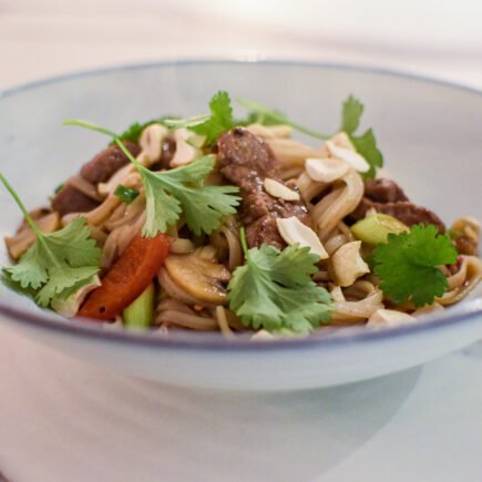 Knoflook rundvlees met oestersaus en rijstvermicelli