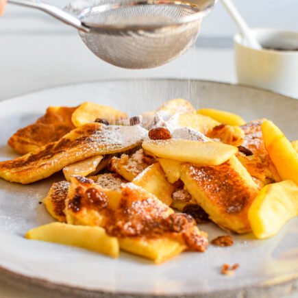 Oostenrijkse kaiserschmarrn met appel en rozijnen
