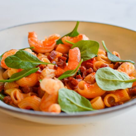 Pasta met scampi, chorizo, spinazie en rode pesto