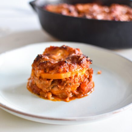 Pompoen par­mi­gi­a­na met gehakt en gnocchi