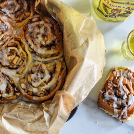 Kaneelbroodjes met appel, pecannoten en Elixir D' Anvers
