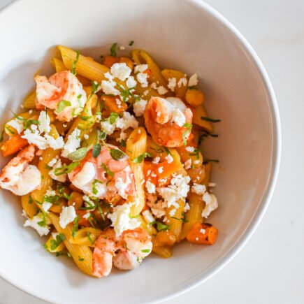 Pasta met pompoen, kikkererwten, scampi en feta
