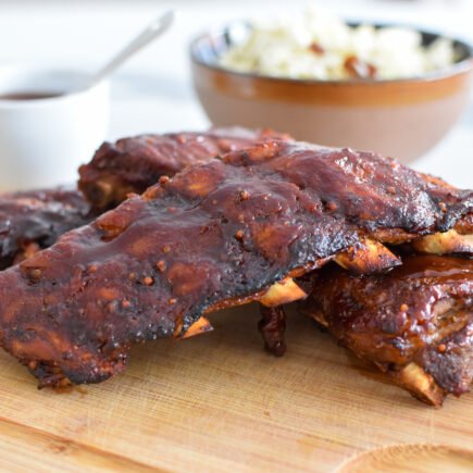 De lekkerste spareribs met koolsla en barbecuesaus