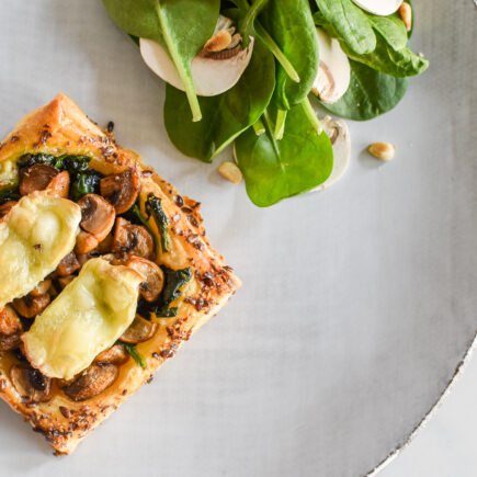 Bladerdeeggebakje met spinazie, champignons en brie