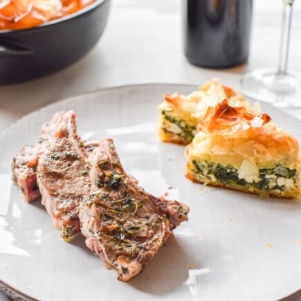 Gegrilde lamskoteletjes met feta-spinazietaart
