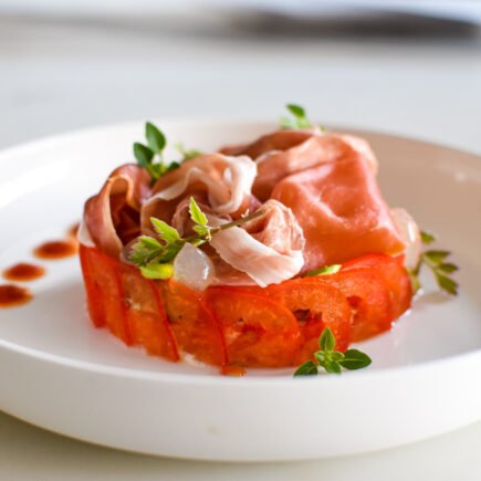 Ricotta – gepofte paprika – gemarineerde tomaat – Parmaham 25 maanden – za’atar