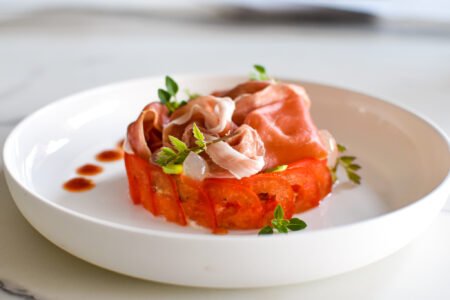 Ricotta – gepofte paprika – gemarineerde tomaat – Parmaham 25 maanden – za’atar