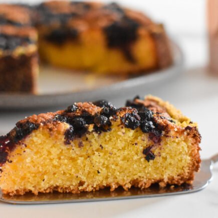 Amandel-polenta cake met bosbessen