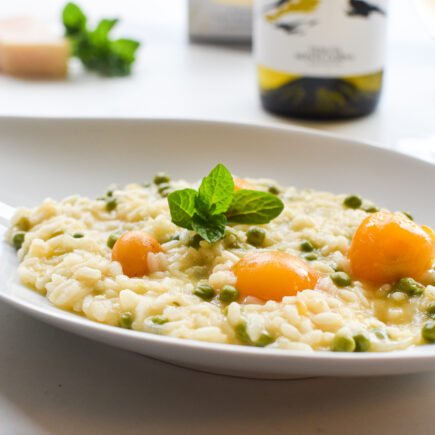 Risotto met gele tomaat, doperwten en munt