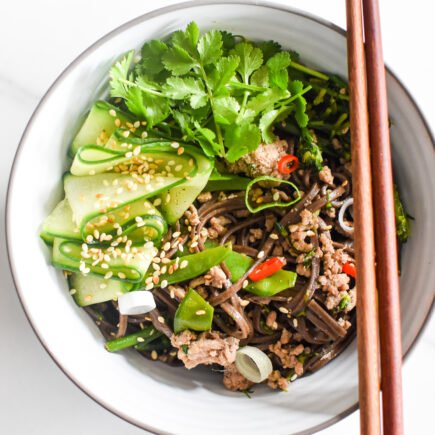 Wok met sobanoedels, bimi en rundergehakt