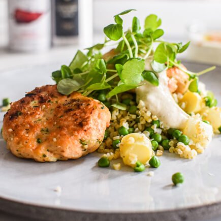 Zalmburger met bulgur, asperge en doperwt