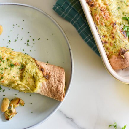 Vegetarische enchilada met artisjok, bonen en prei