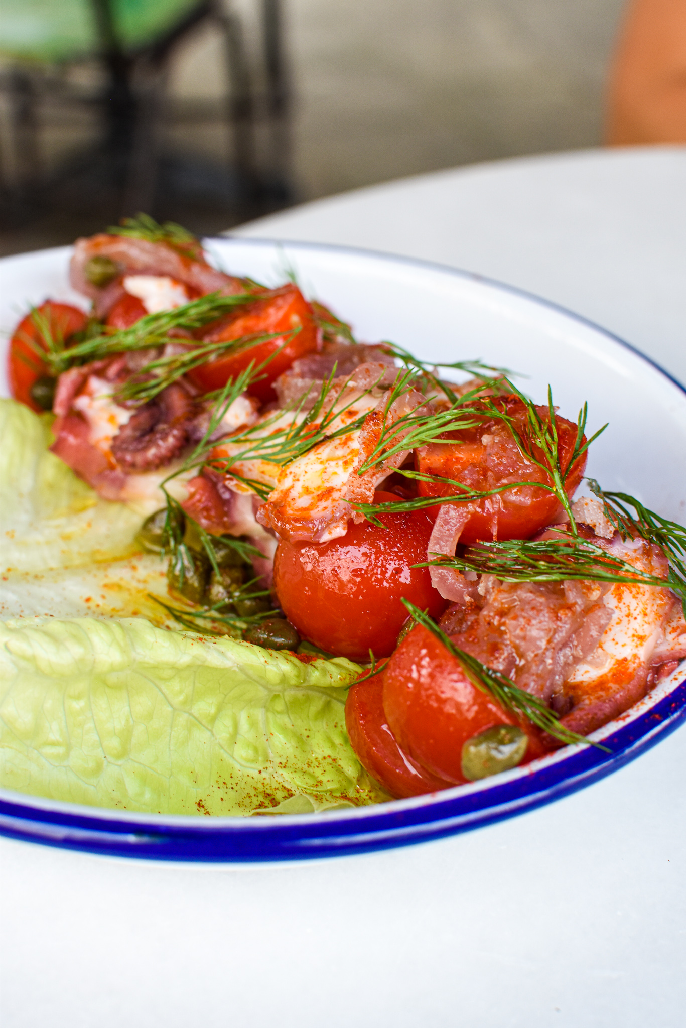 Traag gegaarde octopussalade - dille - gepekelde rode ui