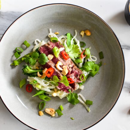 Entrecote met rijstnoedels en tahini dressing