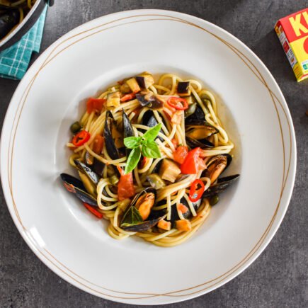 Pasta met tomaat, aubergine en mosselen