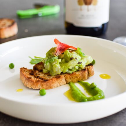 Crostini met tartaar van zeebaars en doperwten