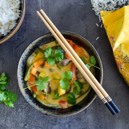 Rode curry met varkenswang, boontjes en paprika